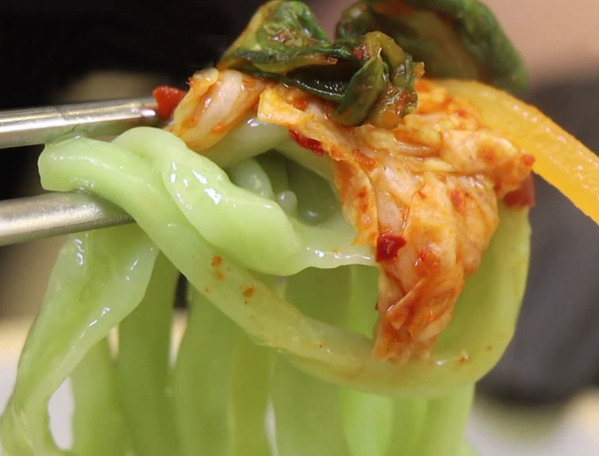 [TV맛집] 칼국수 면을 초록색으로 통일시킨 이유
